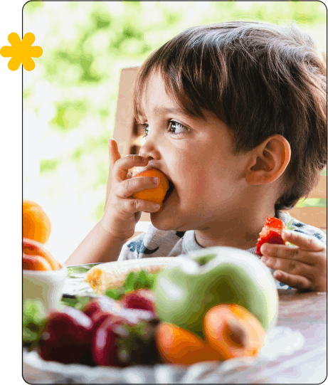 ילד אוכל פירות