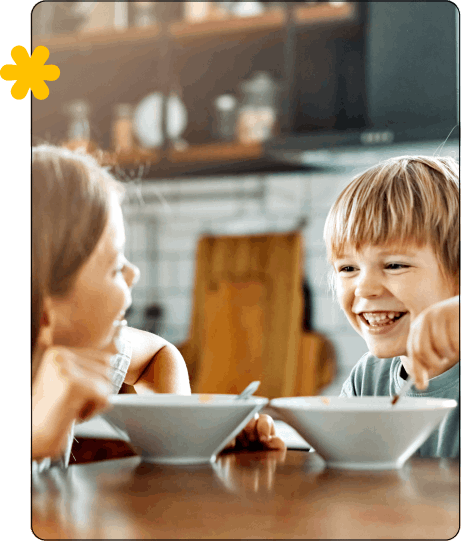 ילדים אוכלים ארוחת בוקר