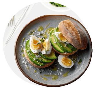 לחמניה עם אבוקדו וביצה קשה