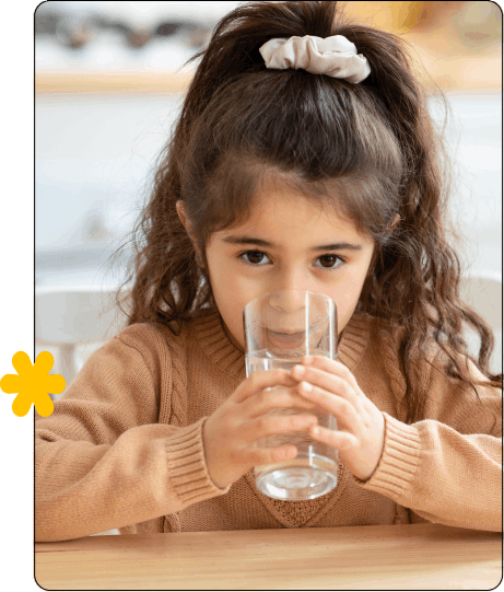 ילדה שותה מים